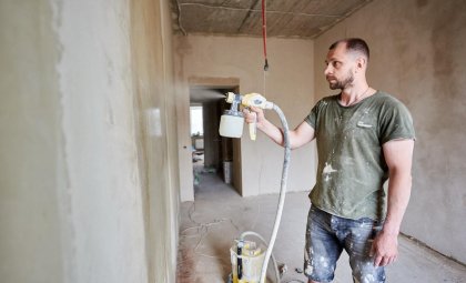 Як проґрунтувати стіни під шпалери
