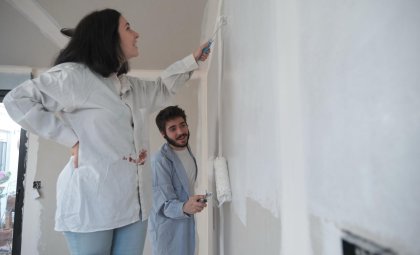 Как покрасить старые обои