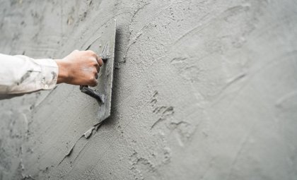 Як правильно шпаклювати стіни під шпалери