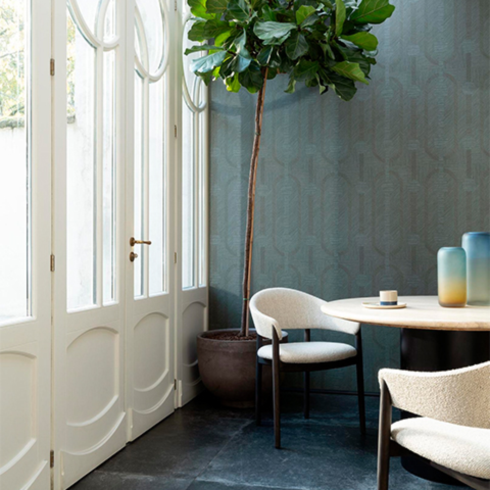 Первое фото слайда