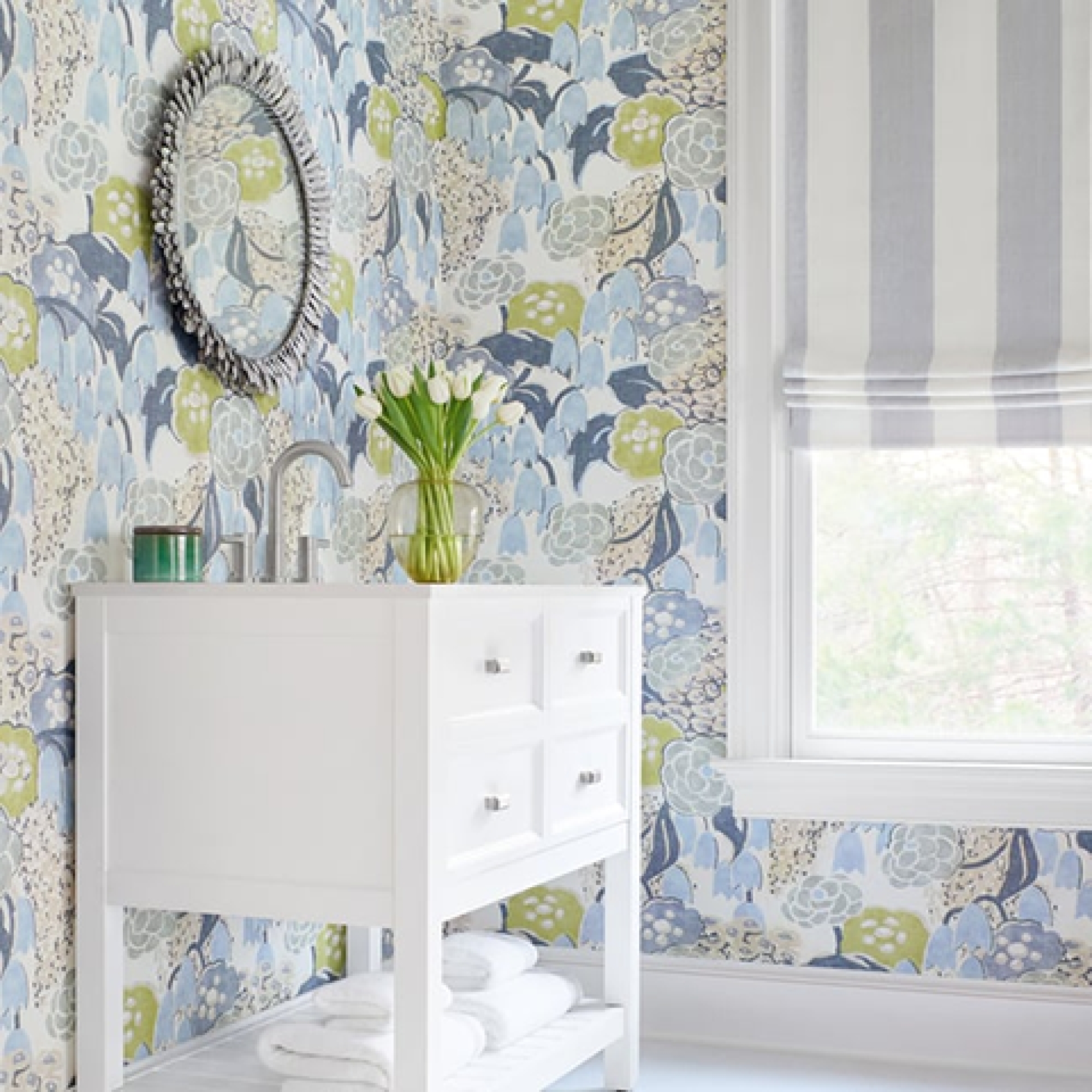 Первое фото слайда