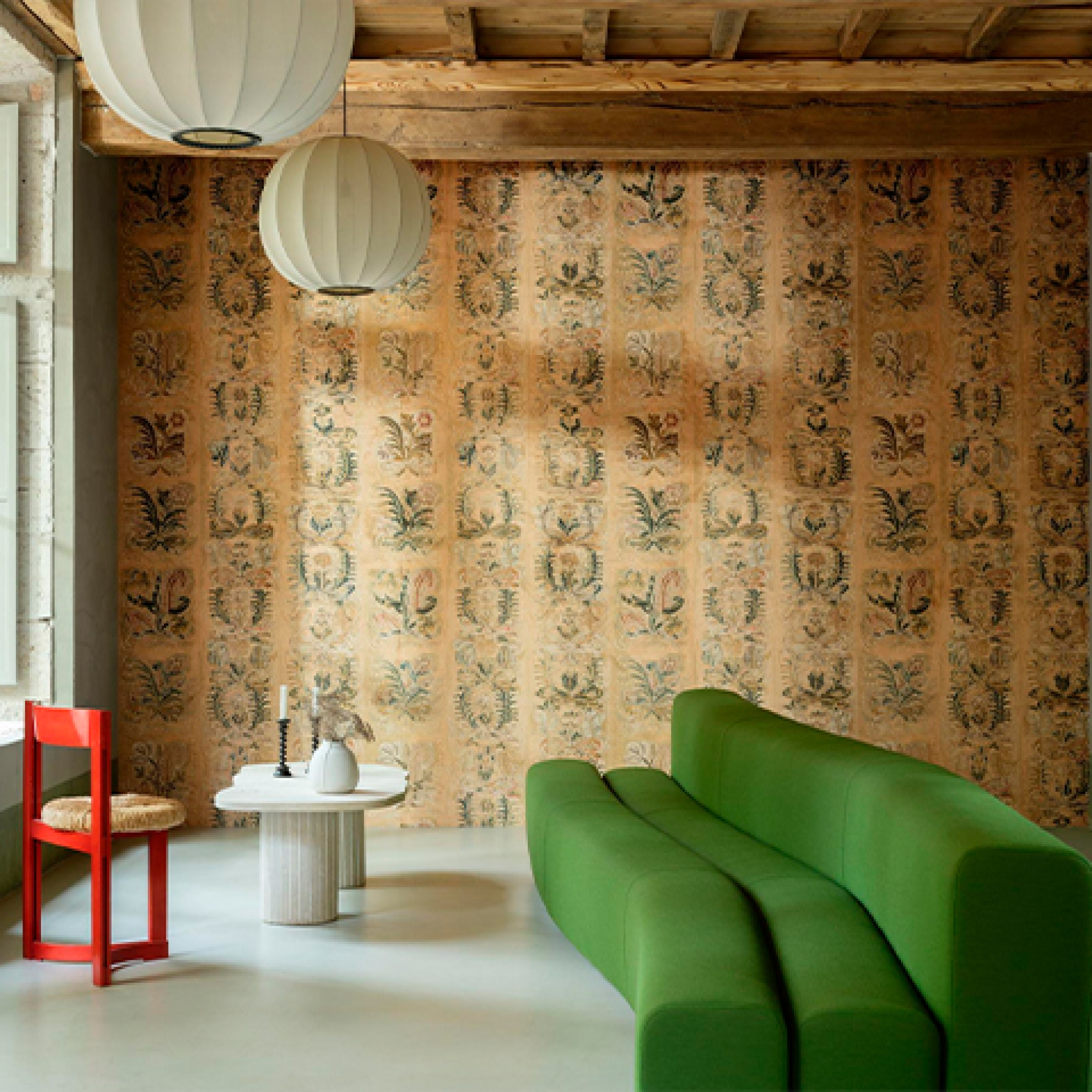 Первое фото слайда