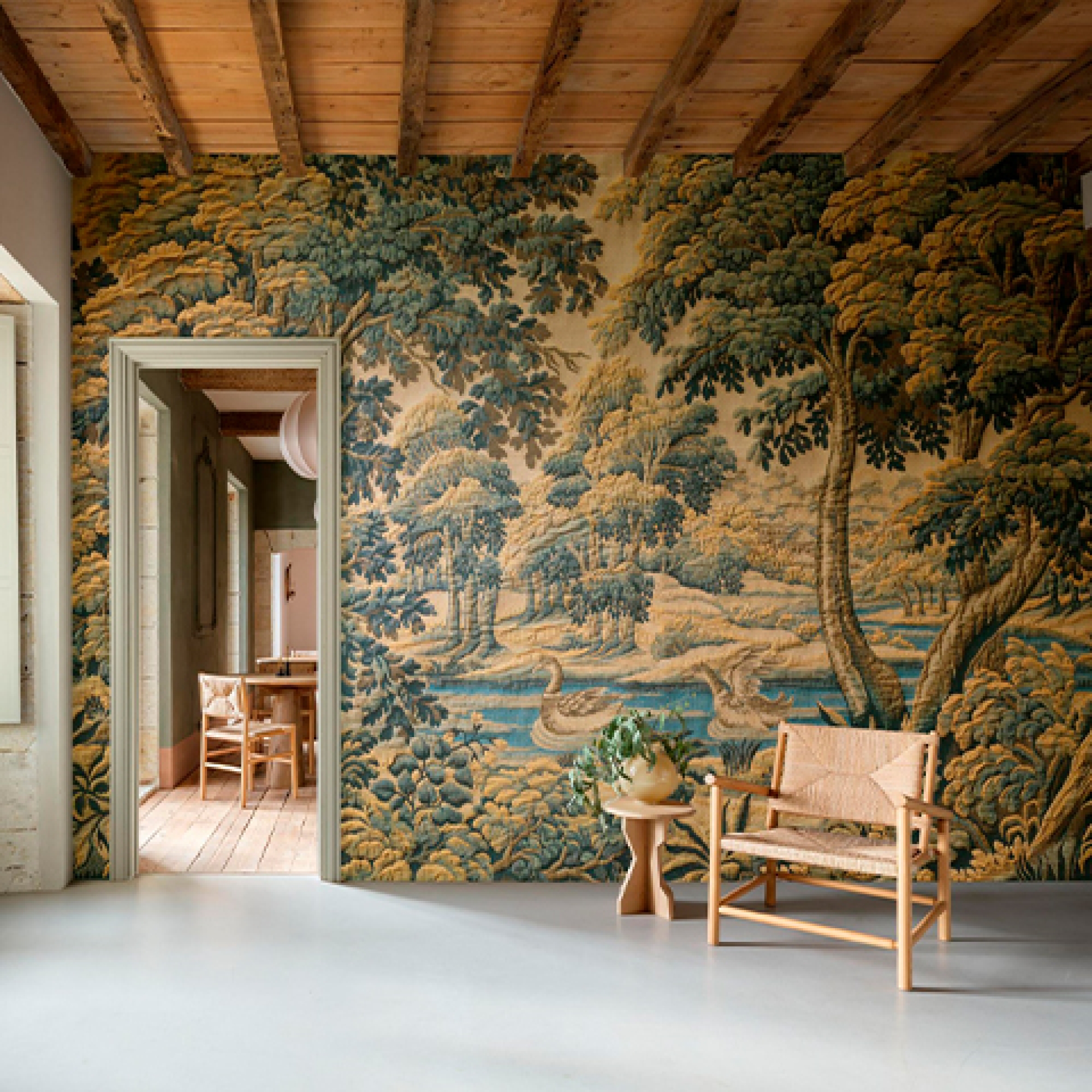 Первое фото слайда