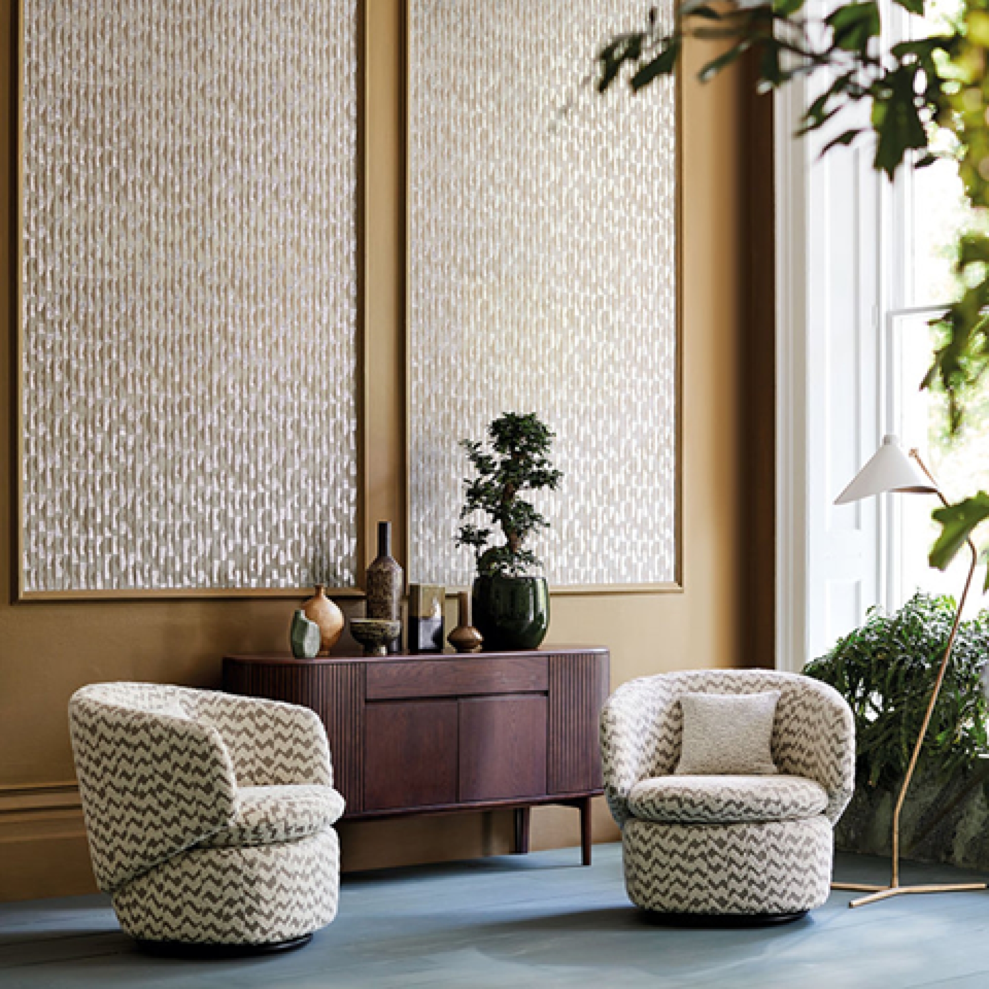 Первое фото слайда