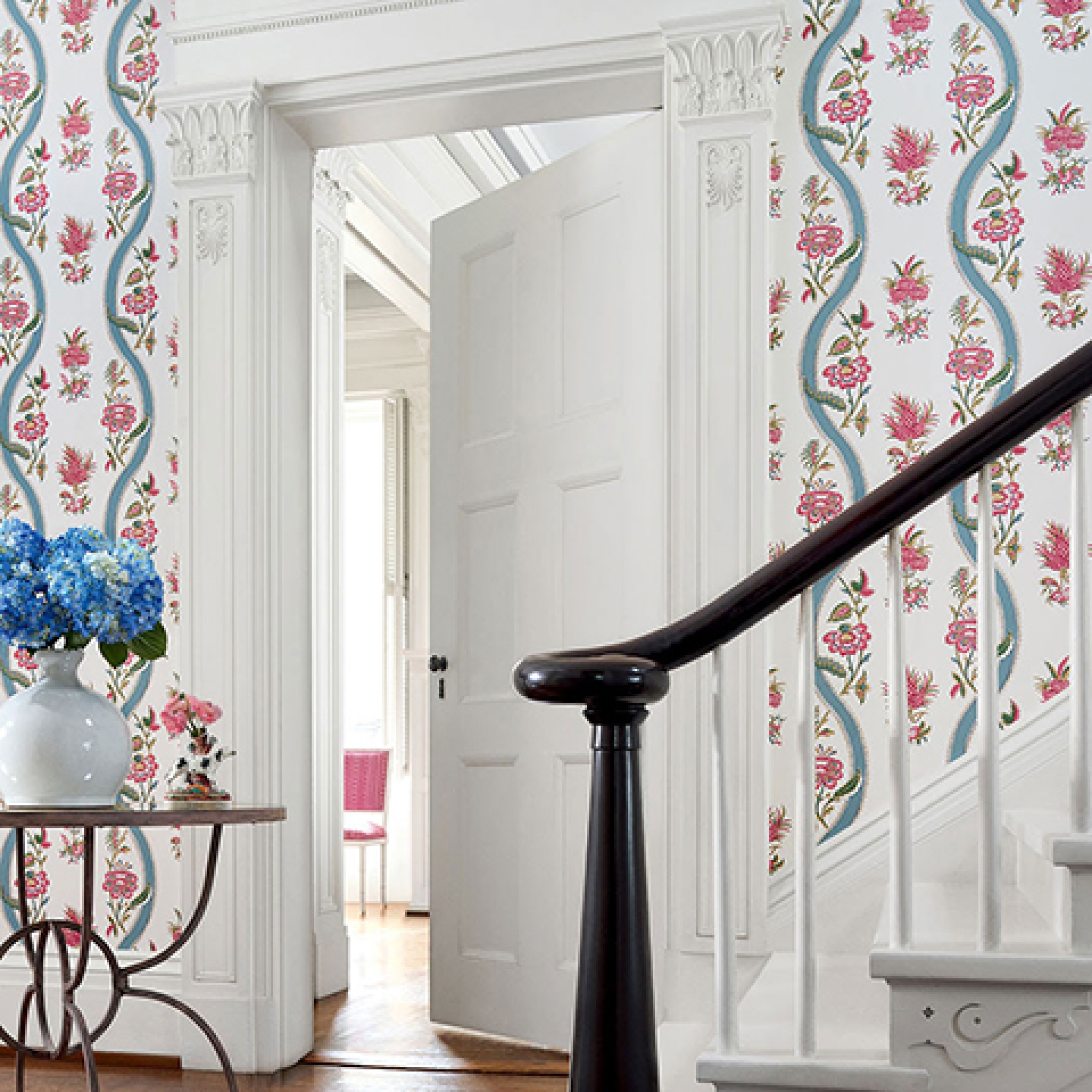 Первое фото слайда