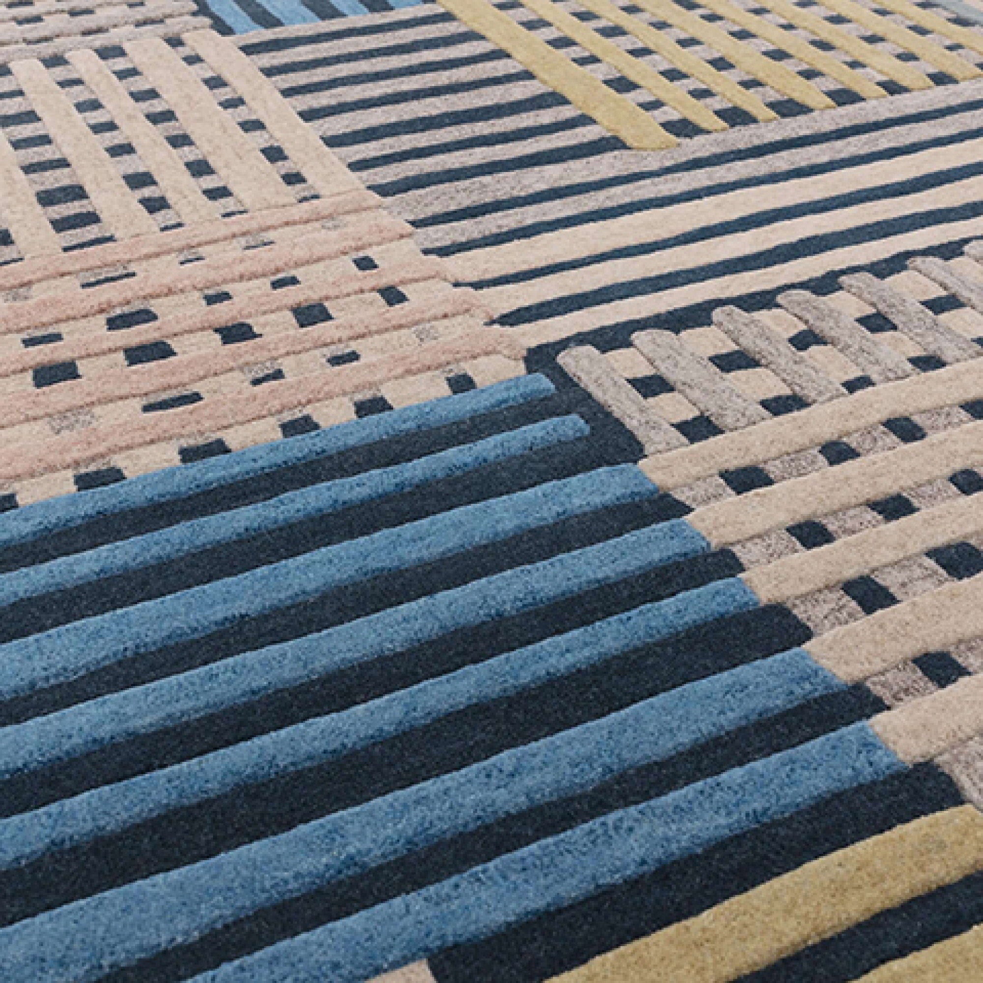 Первое фото слайда