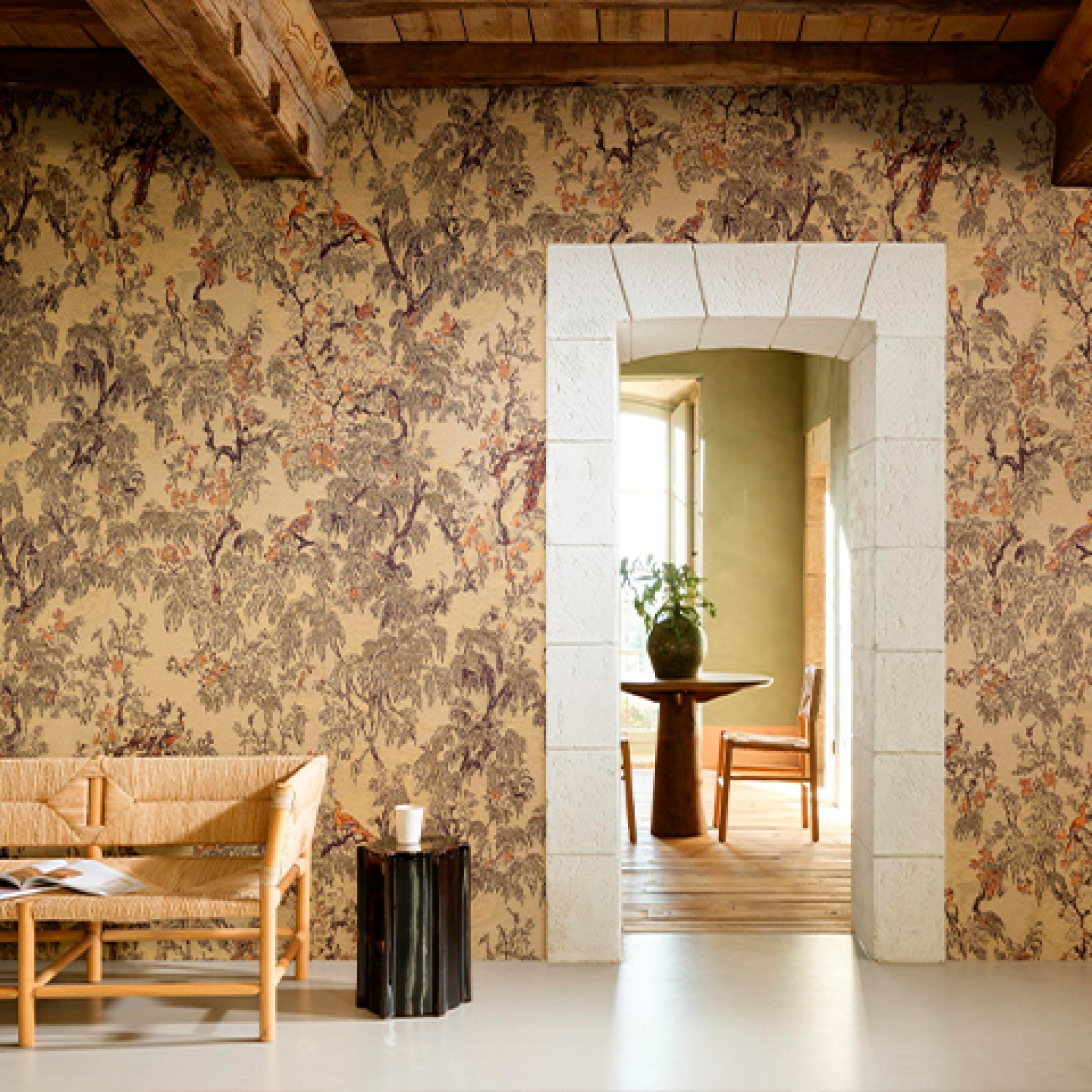 Первое фото слайда